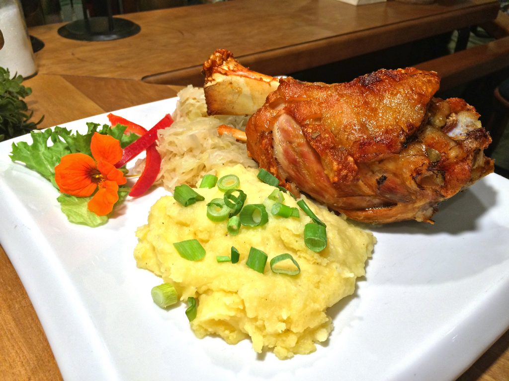 Schweins-Haxe - 9 Stunden sous-vide gegart - Haus Zillertal